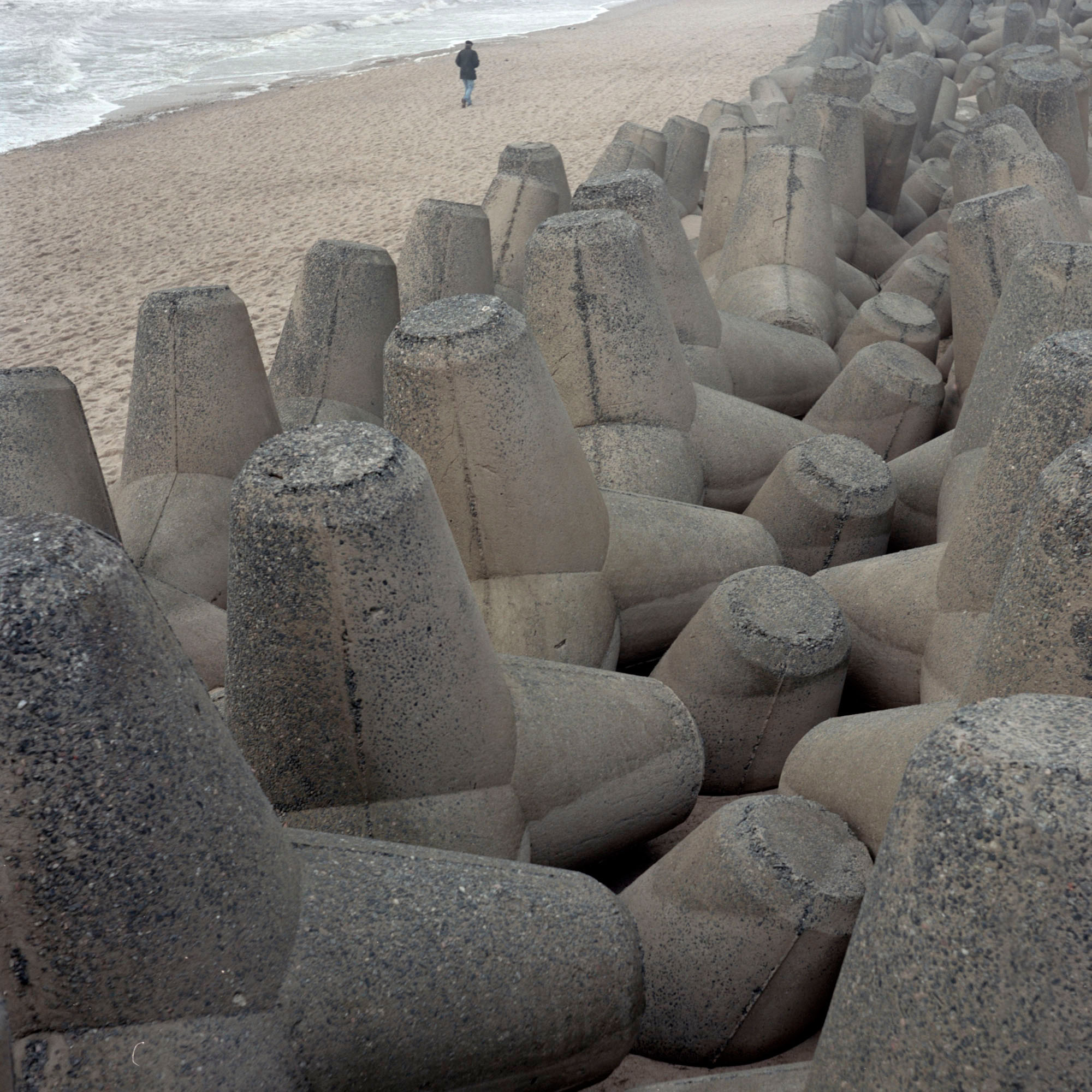 beach jack forms breakwater walking waves ocean coast shore minimalist pattern repeat muted tan brown gray water grey
germany nature